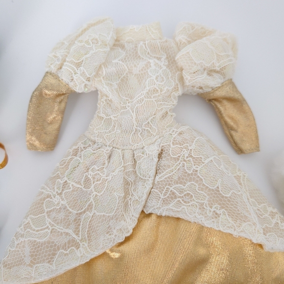 Barbie Holiday Collection Green & Gold Party Dresses (Set of 2 Doll Outfits) - Picture 6 of 9